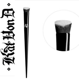 Kat Von D Lock-It Edge Concealer Brush #40